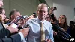 Anggota Kongres AS dari Partai Republik, Jim Jordan, berjalan meninggalkan pertemuan kaukus partainya di Gedung Capitol di Washington, pada 19 Oktober 2023. (Foto: AP/Jose Luis Magana)