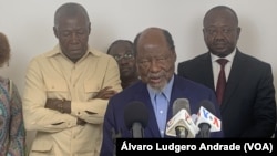 Joaquim Chissano (centro), antigo Presidente moçambicano e chefe da Missão e Observadores da União Africa, Bissau, Guiné-Bissau