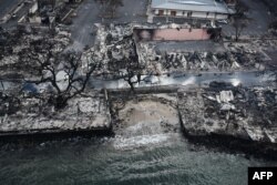 Une image aérienne prise le 10 août 2023 montre des maisons et des bâtiments détruits sur le front de mer incendiés à Lahaina à la suite d'incendies de forêt dans l'ouest de Maui, à Hawaï.