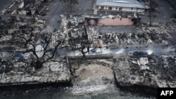 Rumah dan bangunan yang terletak di tepi pantai tampak terbakar habis setelah bencana kebakaran hutan di Maui barat, Hawaii. (Foto: AFP)