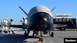 ແຟ້ມຮູບ-ການທົດສອບພາລະກິດອ້ອມວົງໂຄຈອນ X'37B ຂອງກອງທັບອາກາດສະຫະລັດ ລຸນຫຼັງລົງຈອດຢູ່ທີ່ຖານລົງຈອດອະວະກາດເຄັນເນດີ ຂອງອົງການນາຊາ ໃນແຫຼມຄານາເວີຣາລ, ລັດ ຟລໍຣິດາ, ວັນທີ 7 ພຶດສະພາ 2017. (US Air Force/Handout via Reuters)