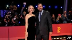 Carey Mulligan, kiri, dan Adam Sandler berpose di karpet merah film 'Spaceman' di Festival Film Berlin, Februari 2024. (AP/Ebrahim Noroozi)