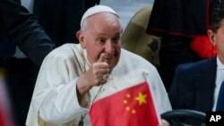 教宗方濟各在蒙古烏蘭巴托向歡迎他到訪的中國天主教信徒伸大拇指致意。（2023年9月3日）
