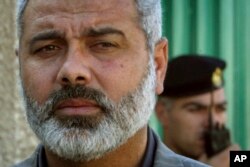 Pemimpin Hamas Palestina Ismail Haniyeh berbicara kepada media setelah pertemuannya dengan para pejabat Mesir di misi diplomatik Mesir di Kota Gaza, Jumat, 10 Februari 2006. (Foto: AP)