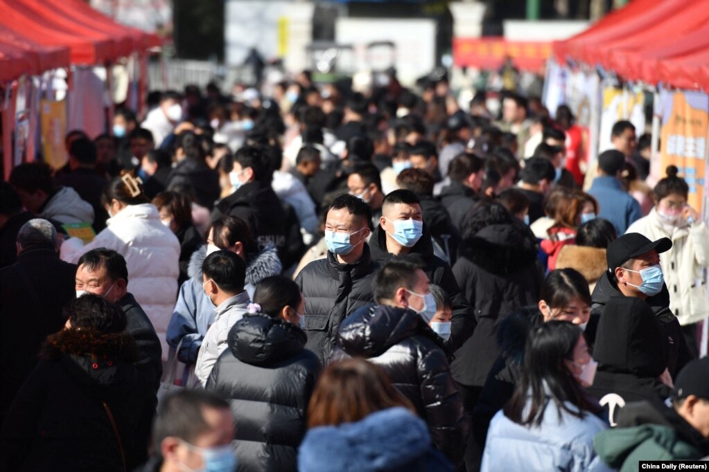 寻找工作的中国年轻人参加安徽阜阳举行的一个招聘会。 (2023年1月29日)(photo:VOA)