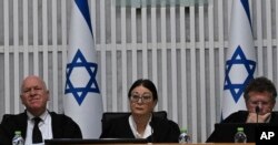 Esther Hayut, ketua Mahkamah Agung Israel (tengah), bersama hakim Uzi Vogelman (kiri), dan Isaac Amit (kanan), dalam sidang di Yerusalem, Selasa, 12 September 2023. (Debbie Hill/Foto pool via AP)