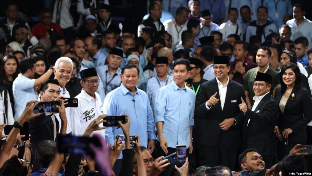 Debat Pertama Capres 2024 oleh KPU RI menghadirkan ketiga calon presiden yakni Ganjar Pranowo, Prabowo Subianto dan Anies Baswedan Selasa (12/12) di Jakarta. (foto: ilustrasi/VOA-Indra Yoga) 