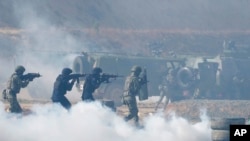 Personel militer China dan Kamboja dalam latihan militer Naga Emas di desa Svay Chok, provinsi Kampong Chhnang, utara Phnom Penh Kamboja, Kamis, 30 Mei 2024. (AP/Heng Sinith)