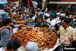 রমজানের প্রথম দিনই জমে উঠে রাজধানীর পুরান ঢাকার চকবাজারের ইফতার বাজার। চক বাজারের রমজান মাসের ইফতার বাজার প্রায় চারশো বছরের ঐতিহ্য।