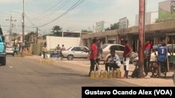 Revendedores de gasolina se instalan en varios puntos de una calle en Maracaibo, Venezuela, para ofrecer varios litros del combustible, el miércoles 14 de junio de 2023.