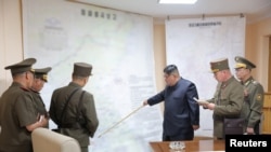 El líder norcoreano Kim Jong Un visita el centro de entrenamiento del Estado Mayor del Ejército en una foto de la agencia oficialista KCNA divulgada por Reuters el 31 de agosto de 2023.
