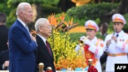 Tổng thống Joe Biden và Tổng bí thư Nguyễn Phú Trọng tại lễ đón ở Phủ Chủ tịch.