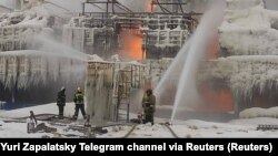 Petugas pemadam kebakaran berusaha memadamkan api di terminal milik Novatek di Pelabuhan Ust-Luga, Rusia, 21 Januari 2024. (Foto: Head of Administration of Kingiseppsky District of Leningrad Region Yuri Zapalatsky Telegram channel via REUTERS)