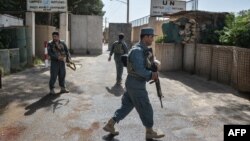 ফাইল ছবি—হেরাত প্রদেশের গুজারা জেলায় আফগানিস্তানে নিযুক্ত জাতিসংঘের সহায়তা মিশনের (ইউএনএমএ) কার্যালয়ের বাইরে নিরাপত্তা কর্মীরা পাহারা দিচ্ছেন (৩১ জুলাই, ২০২১) 