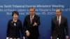 左起：日本外相上川阳子、韩国外交部长官朴振和中国外长王毅在韩国釜山出席第十次中日韩外长会议。（2023年11月26日）