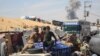 Una columna de humo se eleva tras un bombardeo israelí mientras palestinos desplazados se trasladan a Rafah, en el sur de la Franja de Gaza, el 31 de mayo de 2024.