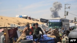 Palestinianos deslocados se movimentam em Rafah, no sul da Faixa de Gaza, em meio aos ataques israelitas.

