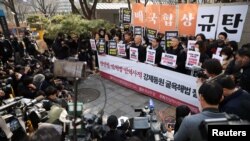 在政府方面宣布赔偿方案后，韩国一些受害劳工、家属及其代表上街示威。（路透社2023年3月6日）