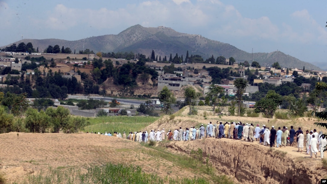 Članovi porodica i ožalošćeni okupljaju se na masovnoj sahrani žrtava ubijenih u nedeljnom napadu bombaša samoubice u okrugu Bajur u Hajber Patunkvi, Pakistan, 31. jula 2023.