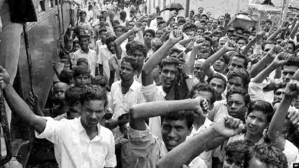 ১৯৭১ সালের ৯ এপ্রিল (ফাইল চিত্র)। পূর্ব পাকিস্তানের পাংশা গ্রামের বাসিন্দারা 'জয় বাংলা' স্লোগান দিচ্ছেন। বাঙালি জাতীয়তাবাদী নেতা শেখ মুজিবুর রহমান ও মুক্তিযোদ্ধাদের প্রতি সমর্থন জানাতে।&nbsp;