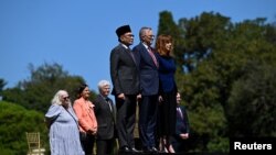 Perdana Menteri Malaysia Anwar Ibrahim dan Perdana Menteri Australia Anthony Albanese serta Gubernur Victoria Margaret Gardner menghadiri acara menjelang pertemuan kedua negara di sela KTT ASEAN-Australia di Melbourne pada 4 Maret 2024. (Foto: AAP/James Ross via Reuters)