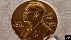 资料照 - 2020年12月8日在美国纽约举行的诺贝尔颁奖仪式上诺贝尔奖牌照片。