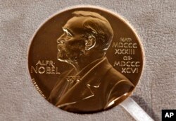 Una medalla del Premio Nobel de 2020.