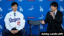 Bintang bisbol klub Los Angeles Dodgers Shohei Ohtani (kiri) bersama penerjemahnya, Ippei Mizuhara (foto: dok). 