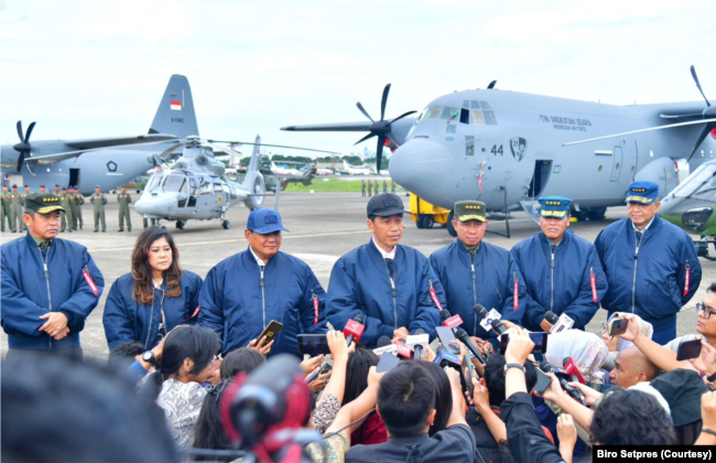 Presiden Jokowi di Jakarta, Rabu (24/1) menyatakan bahwa seorang presiden boleh memihak kepada paslon capres dan cawapres dalam Pemilu 2024 asalkan tidak menggunakan fasilitas negara. (Foto: Biro Setpres)