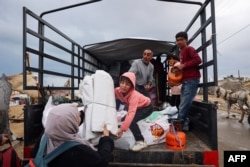 Warga Palestina mengemasi barang-barang mereka saat bersiap meninggalkan Rafah di Jalur Gaza selatan pada 13 Mei 2024. (Foto: AFP)