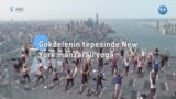 Gökdelenin tepesinde New York manzaralı yoga 