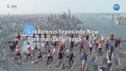 Gökdelenin tepesinde New York manzaralı yoga 