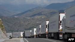 Грузовики с гуманитарной помощью на подъезде к Лачинскому коридору по пути в Нагорный Карабах, 30 августа 2023 года
