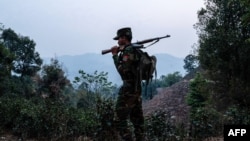 Un miembro del Ejército de Liberación Nacional de Taang, un grupo étnico rebelde, patrulla cerca del municipio de Namhsan en el estado de Shan, en el norte de Myanmar, el de marzo de 2023. ​