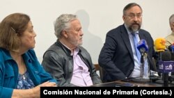 Jesús María Casal, presidente de la Comisión Nacional de Primaria (a la derecha), lidera una conferencia de prensa en Caracas, este viernes 16 de junio, en la que dijo que la votación del 22 de octubre será "autogestionada".