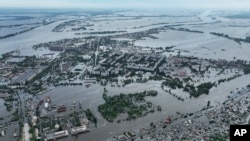 Затопления в районе Херсона после разрушения дамбы на Каховской ГЭС. Украина. 10 июня 2023 года (Фото AP).