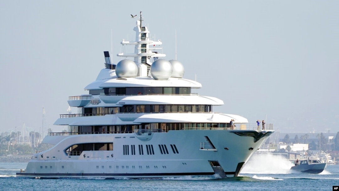 Arhiva: Superjahta Amadea u zaljevu San Dijego, fotografisana 27. juna 2022. godine. (Foto: AP/Gregory Bull)