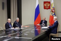 Direktor Federalne službe bezbednosti (FSB) Aleksandar Bortnikov, sekretar Saveta bezbednosti Sergej Šojgu, predsednik Rusije Vladimir Putin i ministar odbrane Andrej Belousov prisustvuju sastanku o ukrajinskom upadu u rusku Kursku oblast, u Moskvi, Rusija, 7. avgusta 2024.