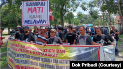 Masyarakat yang menolak kehadiran pabrik sawit di Kelurahan Pulo Padang, Kecamatan Rantau Utara, Kabupaten Labuhanbatu, Sumatra Utara. (Courtesy: Dok Pribadi)