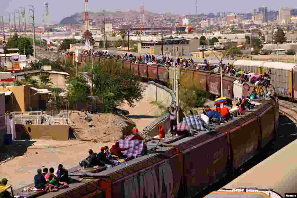 Migrants travel on a train to reach the United States, in Ciudad Juarez, Mexico, Oct. 3, 2023. REUTERS/Jose Luis Gonzalez