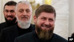 Udhëheqësi çeçen Ramzan Kadyrov, dhe pas tij qëndrojnë Adam Delimkhanov dhe Magomed Daudov