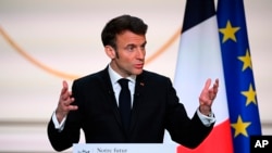 O presidente francês Emmanuel Macron faz um discurso antes de sua visita à África Central, no Palácio do Eliseu, em Paris, 27 Fevereiro 2023. 