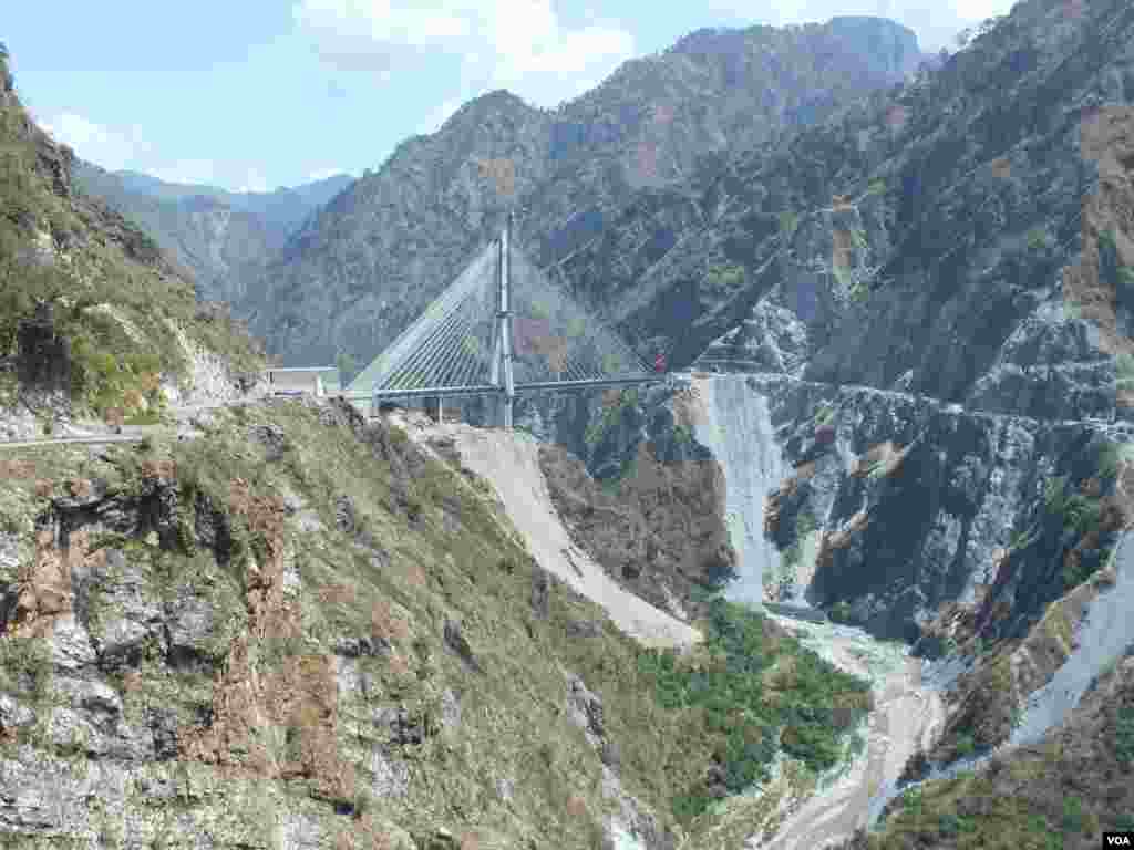 Anji Khad Bridge Indian railway’s first cable-stayed bridge connecting Katra and Reasi sections of the Jammu–Baramulla line in Kashmir. (Bilal Hussain/VOA)