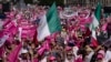 Un manifestante porta un cartel en la plaza del Zócalo de Ciudad de México, el 26 de febrero de 2023, en protesta contra la propuesta del presidente Andrés Manuel López Obrador para reformar el Instituto Nacional Electoral con una reducción drástida de fondos operativos.
