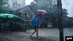 ယခင်မှတ်တမ်းရုပ်ပုံ | ရန်ကုန်မြို့တွင်း မိုးသည်းထန်နေစဉ် တွေ့ရတဲ့ လမ်းသွားလမ်းလာတဦး (အောက်တိုဘာ ၆၊ ၂၀၂၂)