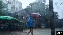 ရန်ကုန်မြို့တွင်း မိုးသည်းထန်နေစဉ် တွေ့ရတဲ့ လမ်းသွားလမ်းလာတဦး (အောက်တိုဘာ ၆၊ ၂၀၂၂)