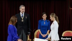 Spain&#39;s Princess Leonor swears an oath to the constitution on her 18th birthday as her parents Spain&#39;s King Felipe, Queen Letizia look at her at the parliament in Madrid. Ballesteros /Pool via REUTERS
