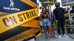 Guionistas de Hollywood aprueban contrato laboral casi por unanimidad