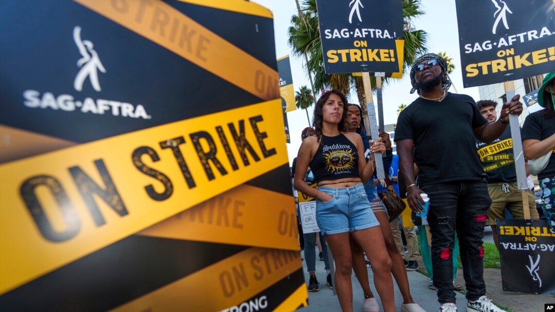 Glumci SAG-AFTRA štrajkuju ispred studija Netfliks, Los Anđeles, 26. septembar, 2023. (Foto: AP/Damian Dovarganes)