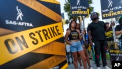 Glumci SAG-AFTRA štrajkuju ispred studija Netfliks, Los Anđeles, 26. septembar, 2023. (Foto: AP/Damian Dovarganes)